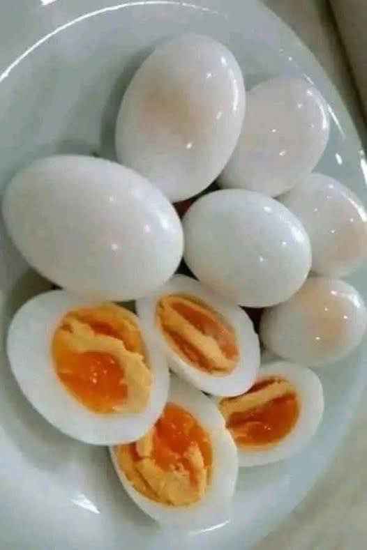 Huevos cocidos en un plato