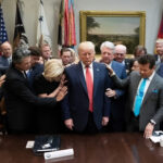 No nos equivocamos aún Dios puede hacer un milagro, dicen los profetas que dijeron que Trump ganaría