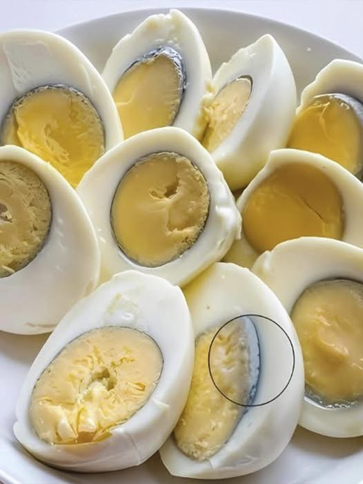 Huevos duros con anillo verde alrededor de la yema