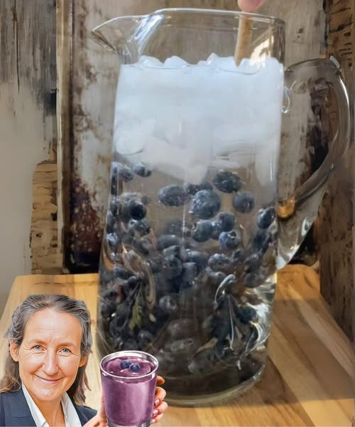 Agua de arándanos en una jarra con hielo