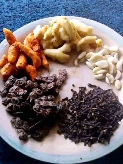 Ingredientes naturales: cúrcuma, jengibre, ajo, uvas pasas y clavos de olor