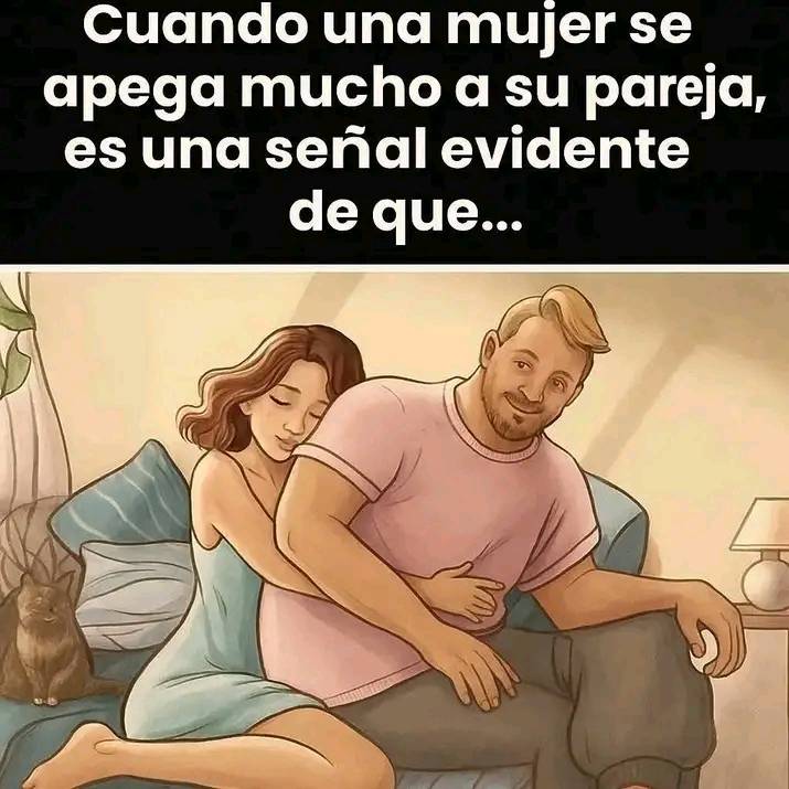 Pareja abrazándose en un sofá