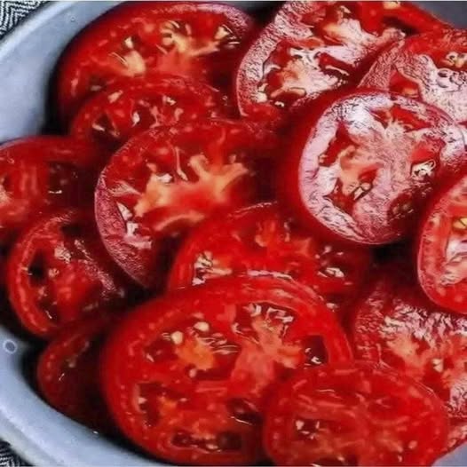 Rodajas de tomate fresco en un plato