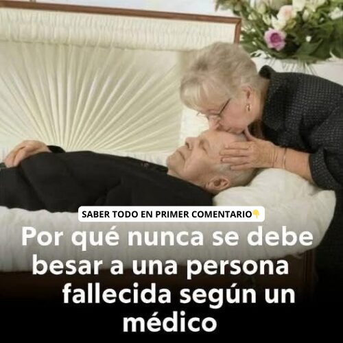 Persona en una cama con otra inclinada hacia ella
