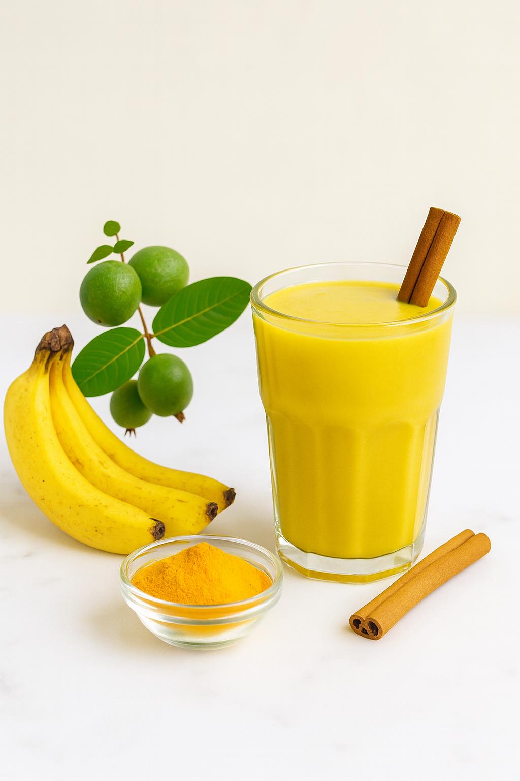 Batido natural con plátano, guayaba, cúrcuma y canela