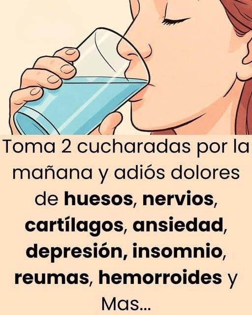 Persona bebiendo agua con sal de Epsom